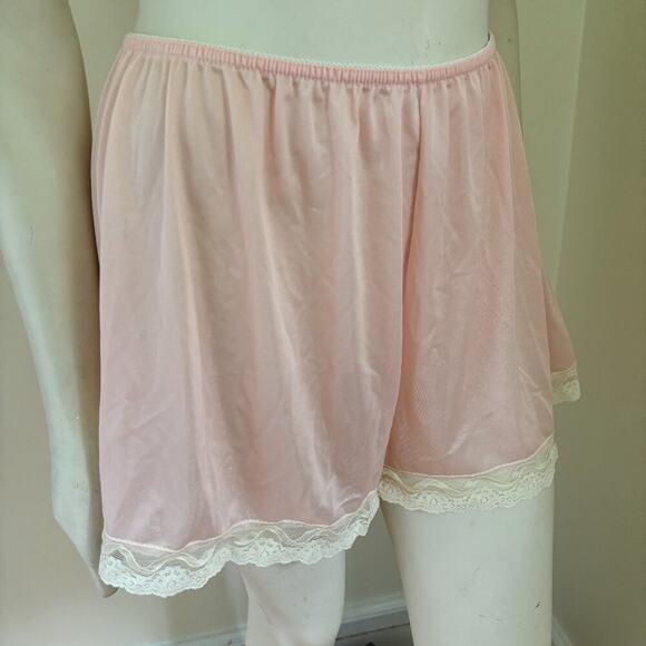 VTG Lace Trimmed High Rise Pull On Slip Shorts Lingerie in Peachy Pink SZ M - Picture 2 of 8